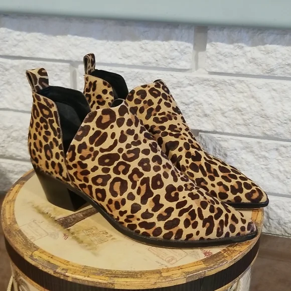 Dolce Vita Animal Print V side Bootie Size 10 fits like 9.5 - Picture 1 of 16